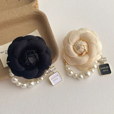 Elegante Broche de Tela Camelia para Mujer Perla Artificial de Imitación Circonita Colgante Good Luck Vintage Pin de Flor