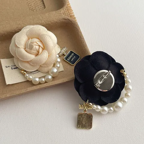Elegante Broche de Tela Camelia para Mujer Perla Artificial de Imitación Circonita Colgante Good Luck Vintage Pin de Flor