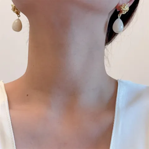 Vintage Irregular Gold Textured Alloy Acrylic Water Drop Drop Earrings For Women Elegant French Retro Teardrop Dangle Earrings Jewelry