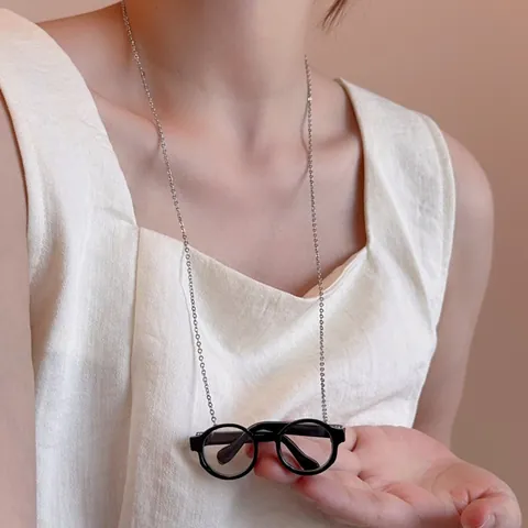 Creative Glasses Shaped Pendant Necklace Resin Mini Eyeglasses Design Sophisticated Metal Chain Jewelry For Women Daily Wear