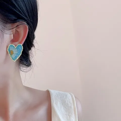 Vintage Resin Dried Flower Heart Stud Earrings Gold Plated Alloy Floral Gold Foil Elegant Jewelry For Women Daily Gift