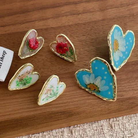 Vintage Resin Dried Flower Heart Stud Earrings Gold Plated Alloy Floral Gold Foil Elegant Jewelry For Women Daily Gift