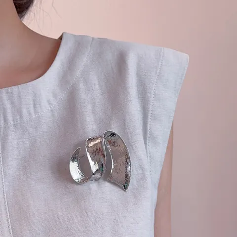 Modieuze Zoetwaterparel Verguld Metalen Letter Broche Elegante Gehamerde Textuur Strass Spelden Voor Vrouwen Herfst Winter Kledingaccessoires