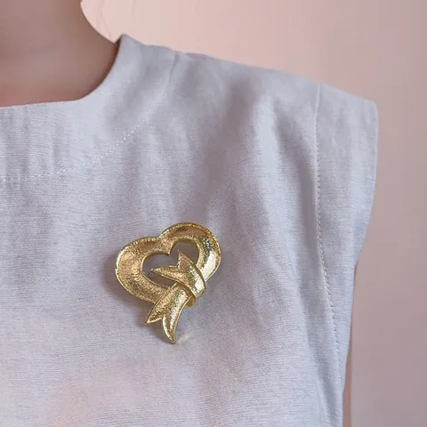 Vintage Elegante Gehammerte Herz Band Brosche Für Damen Legierung Metall Pin Für Anzug Jacke Mantel Minimalistischer Mode Bekleidungszubehör