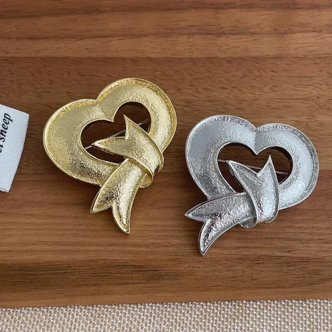 Vintage Elegante Gehammerte Herz Band Brosche Für Damen Legierung Metall Pin Für Anzug Jacke Mantel Minimalistischer Mode Bekleidungszubehör