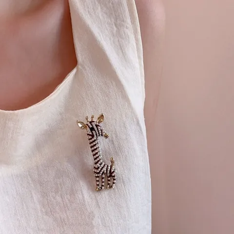 Vintage Cute Giraffe Brooch For Women Men Enamel Stripe Faux Pearl Gold Plated Animal Pin Iron Alloy Jewelry Accessories Gift