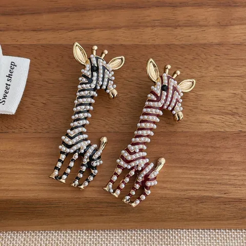 Vintage Cute Giraffe Brooch For Women Men Enamel Stripe Faux Pearl Gold Plated Animal Pin Iron Alloy Jewelry Accessories Gift
