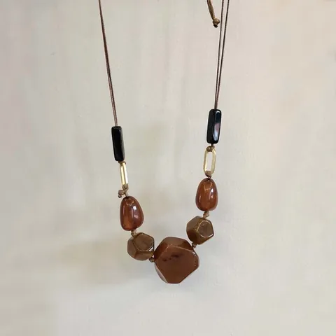 Bohemian Retro Harz Anhänger Halskette Unregelmäßige Geometrische Klobige Perlen Gewebtes Seil Legierung Ethnischer Schmuck