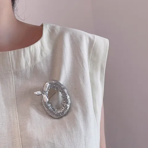 Modieuze Zoetwaterparel Verguld Metalen Letter Broche Elegante Gehamerde Textuur Strass Spelden Voor Vrouwen Herfst Winter Kledingaccessoires