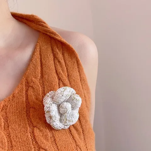Elegant Tweed Fabric Camellia Flower Brooch For Women French Style Exquisite Corsage Pin For Wedding Party Clothes Accessory