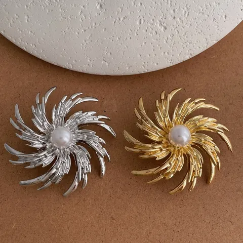Vintage Fireworks Sunburst Brooch With Faux Artificial Pearl For Women Elegant Alloy Radiant Pin For Suits Coats Wedding Jewelry