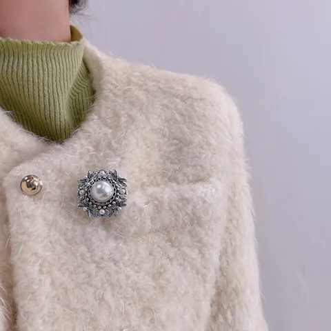 Broche Redondo Retro Francés con Perla Artificial para Mujer Vintage Oro Plata Aleación Patrón Hoja Broche Decorativo para Abrigo