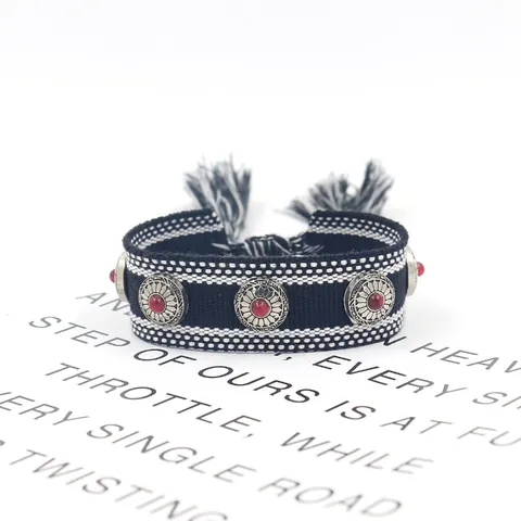 Boheems Geweven Vriendschapsarmband Met Metalen Klinknagels Kwastje Handgemaakte Etnische Stijl Verstelbare Armband Sieraden Voor Vrouwen