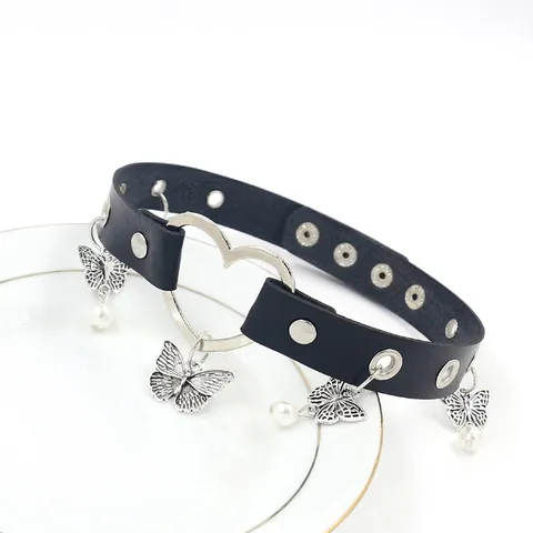 Girocollo da Donna in Pelle PU Punk Collana Dolce Cuore Farfalla Ciondolo in Lega Rivetti Regolabile Gioielli Goth Moda