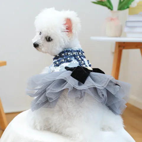 Eleganter Haustier Hundekleid Chanel Stil Graublau Blumenstickerei Prinzessinnenrock Mit Samtschleife Perlendekoration Für Kleine Hunde Katzen Welpenbekleidung