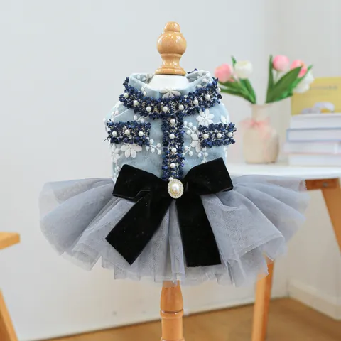 Eleganter Haustier Hundekleid Chanel Stil Graublau Blumenstickerei Prinzessinnenrock Mit Samtschleife Perlendekoration Für Kleine Hunde Katzen Welpenbekleidung