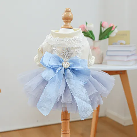Robe de Princesse Élégante pour Animaux de Compagnie Haut en Dentelle Blanche Jupe en Maille Bleu Clair Avec Nœud Papillon et Paillettes