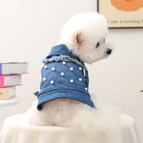 Chaqueta de Mezclilla de Lujo para Perro Patrón Romboidal con Perlas Artificiales Blancas Cadena de Metal Borla Ropa Cálida de Moda