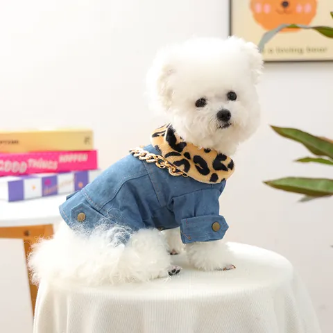 Chaqueta Vaquera de Moda para Mascotas Forro Polar Cálido Abrigo con Cuello de Piel de Leopardo y Decoración de Cadena de Oro para Perros Pequeños Gatos Ropa de Invierno