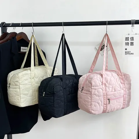 Bolso Tote de Nylon Acolchado con Corazón de Gran Capacidad para Mujer Bolso de Hombro de Viaje Chic con Bolsillo Delantero