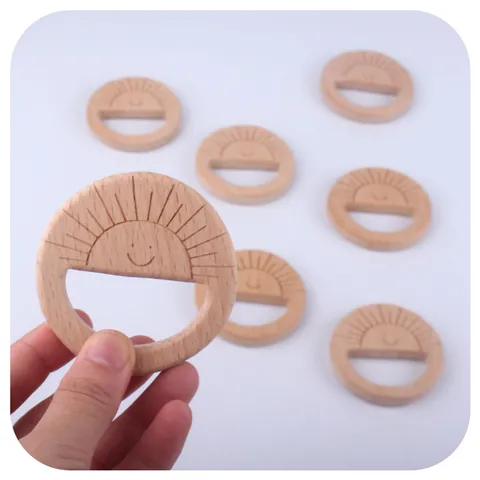 Anneau de Dentition Bébé en Bois de Hêtre Naturel Visage Souriant Soleil Gravé au Laser pour l'Entraînement à la Préhension