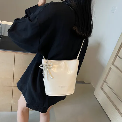 Borsa a Secchiello da Donna in Pelle PU Lucida con Pendente a Fiocco di Perle Stampa di Lettere Borsa a Tracolla Singola