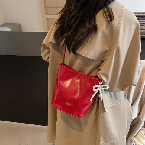 Borsa a Secchiello da Donna in Pelle PU Lucida con Pendente a Fiocco di Perle Stampa di Lettere Borsa a Tracolla Singola
