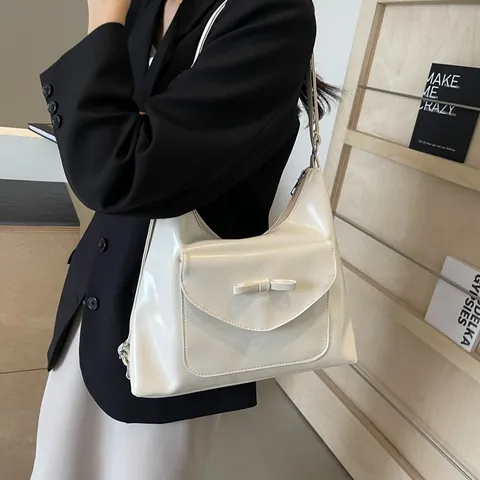 Borsa Tote in Pelle PU Lucida a Grande Capacità per Donna Con Fiocco E Portachiavi in Peluche a Nuvola Borsa a Tracolla