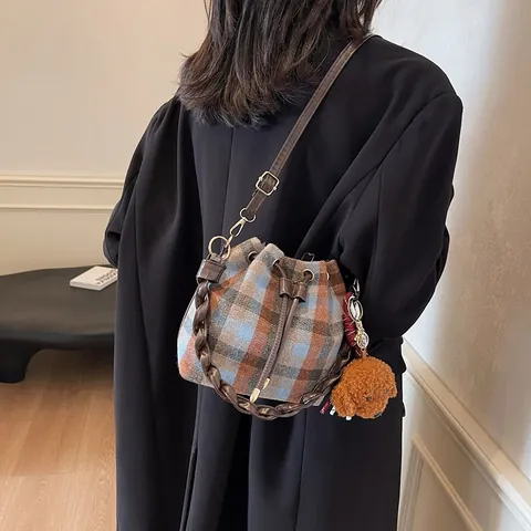 Sac Seau en Laine à Carreaux Rétro pour Femmes Sac à Bandoulière d'Hiver Avec Poignée Tressée et Charme d'Ours en Peluche