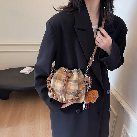 Sac Seau en Laine à Carreaux Rétro pour Femmes Sac à Bandoulière d'Hiver Avec Poignée Tressée et Charme d'Ours en Peluche