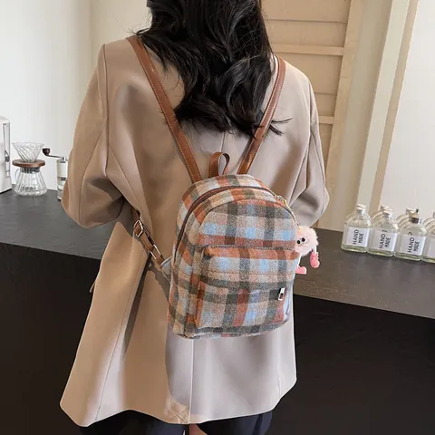 Damen Retro Kariert Wolle Mini Rucksack Casual Tweed Schultasche Mit Plüsch Anhänger Braun Lederriemen Kleine Reisetasche