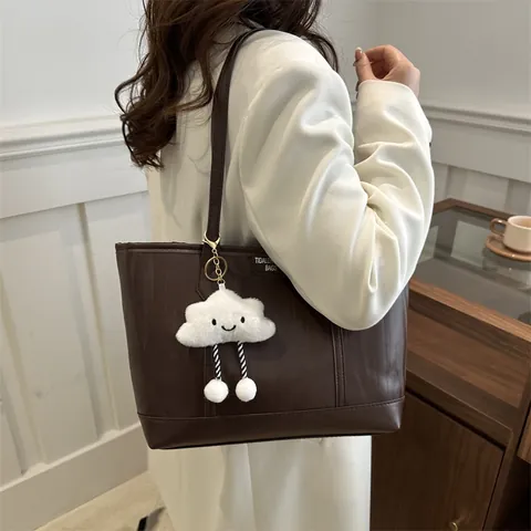 Borsa Tote da Donna in Pelle PU di Grande Capacità Texture Verticale Borsa a Tracolla Con Ciondolo a Nuvola in Peluche Per Lavoro Scuola