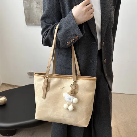 Borsa Tote Grande Capacità in Cuoio Sintetico Opaco Borsa a Spalla Con Pendente in Peluche Casual Scuola Donna