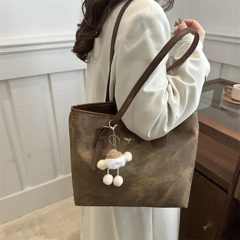 Borsa Tote Grande Capacità in Cuoio Sintetico Opaco Borsa a Spalla Con Pendente in Peluche Casual Scuola Donna
