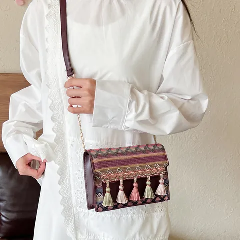 Etnische Boheemse Weven Crossbody Kleine Vierkante Tas Voor Vrouwen Kleurrijke Kwastje Decor Metalen Ketting Schoudertas