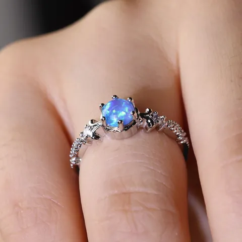 Anello Vintage con Opale Rotondo a Sei Griffe in Rame Placcato Argento con Trafori in Pizzo e Zirconia Regalo Gioielli Lusso Donna