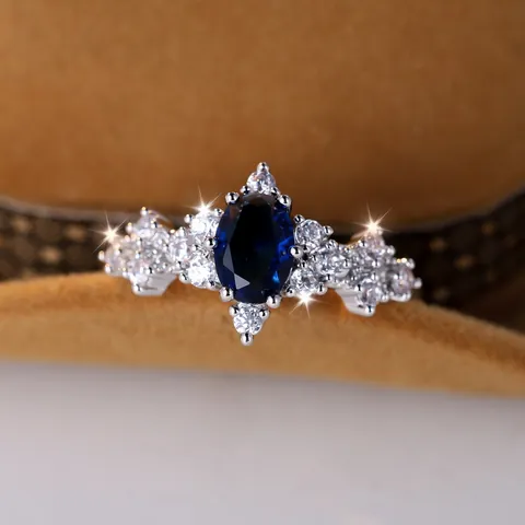 Anello Ovale in Rame con Zirconia Blu Profondo e Grappolo di Cristalli Bianchi Gioielli da Dito Eleganti per Donna Regalo