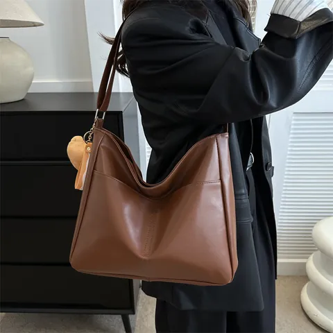 Bolso Tote de Gran Capacidad para Mujer Vintage de Cuero PU Bolso de Hombro Con Correa Ajustable y Colgante de Peluche