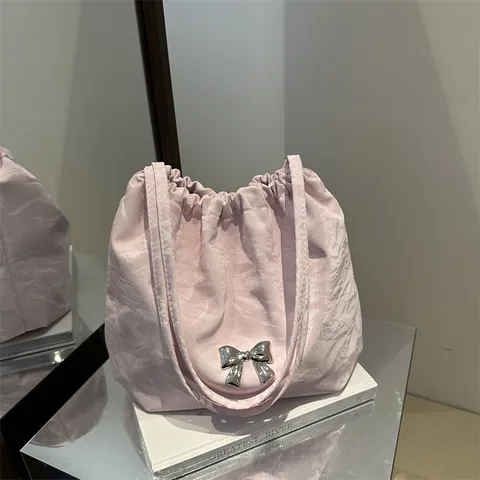 Damen Fashion Plissiert PU-Leder Tote Bag Mit Silber Metall Schleife Kordelzug Große Kapazität Schultertasche Handtasche