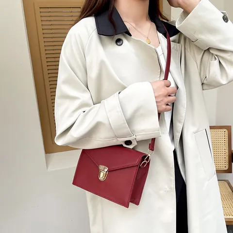 Petit Sac Carré en Cuir PU Minimaliste pour Femmes Sac à Épaule Enveloppe de Mode Coréenne Avec Boucle Métallique