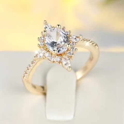 Anello Vintage Di Lusso In Rame Placcato Oro Con Zirconia Ovale E Grappolo Di Fiori Per Donna Gioielli Di Moda
