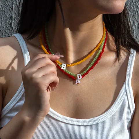 Damen Mode Farbige Perlenkette Mit Perlmutt Alphabet Anhänger Initial Schmuck Handgefertigt Glasperlen Choker Für Den Täglichen Dating Geschenk