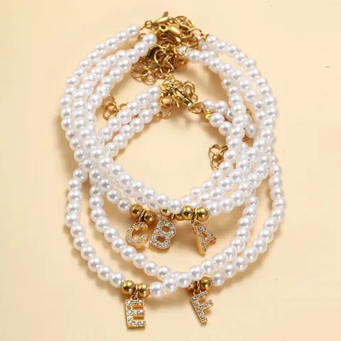 Elegant Wit Imitatieparel Armband Met Verguld Roestvrij Staal Initiële Letter Zirkonia Charm Verstelbare Vrouwen Sieraden