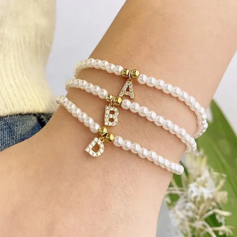 Elegant Wit Imitatieparel Armband Met Verguld Roestvrij Staal Initiële Letter Zirkonia Charm Verstelbare Vrouwen Sieraden