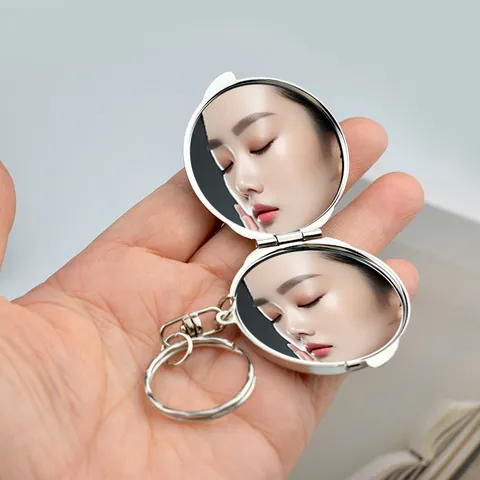 Mini Specchio da Trucco Pieghevole in Metallo Portachiavi Specchio Tascabile a Doppio Lato Accessorio Bellezza Portatile Donna