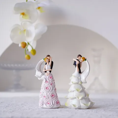 Figura de Pareja de Boda de Resina Europea Novia Romántica Adorno para Pastel Vestido de Pétalos Matrimonio Hogar Escritorio