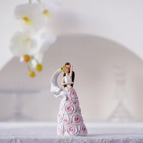 Figura de Pareja de Boda de Resina Europea Novia Romántica Adorno para Pastel Vestido de Pétalos Matrimonio Hogar Escritorio