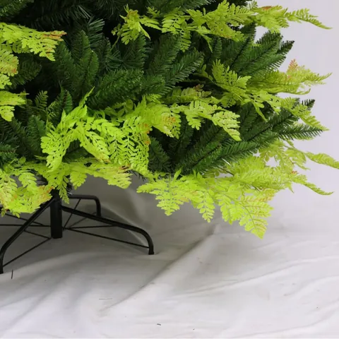 Premium Künstlicher Weihnachtsbaum Realistisches Zweifarbiges Grünes PVC Laub Kiefern Und Farnblätter Design Mit Stabiler Metallständer