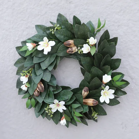 Corona de Navidad Artificial de Hojas de Magnolia Flores Blancas Vainas de Semillas Marrones Guirnalda Verde para Decoración de Pared Puerta Hogar