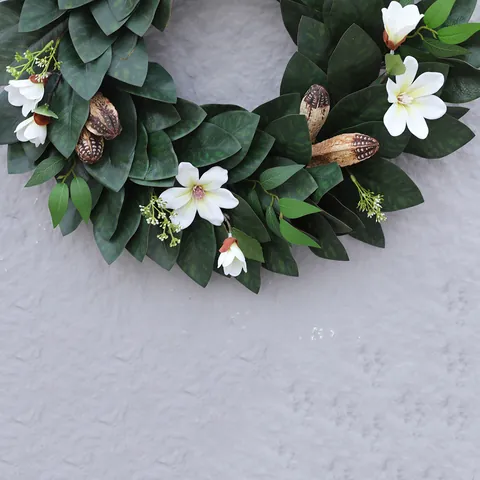 Corona de Navidad Artificial de Hojas de Magnolia Flores Blancas Vainas de Semillas Marrones Guirnalda Verde para Decoración de Pared Puerta Hogar